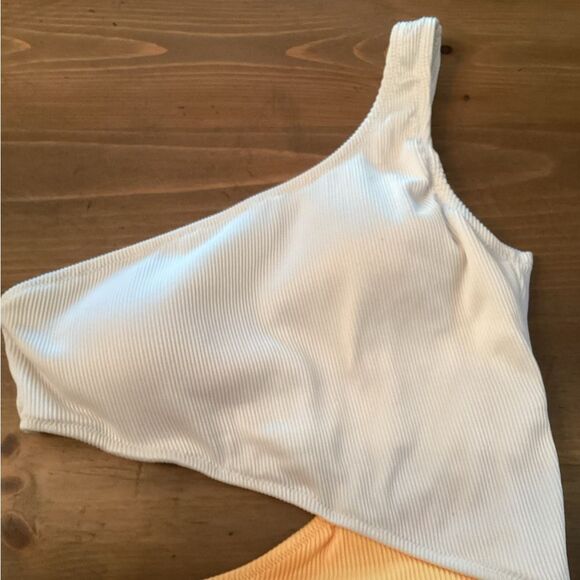 CUPSHE SIZE LARGE ONE SHOULDER CUT OUT ONE PIECE SWIMSUIT WHITE LIGHT ORANGE - Picture 4 of 8